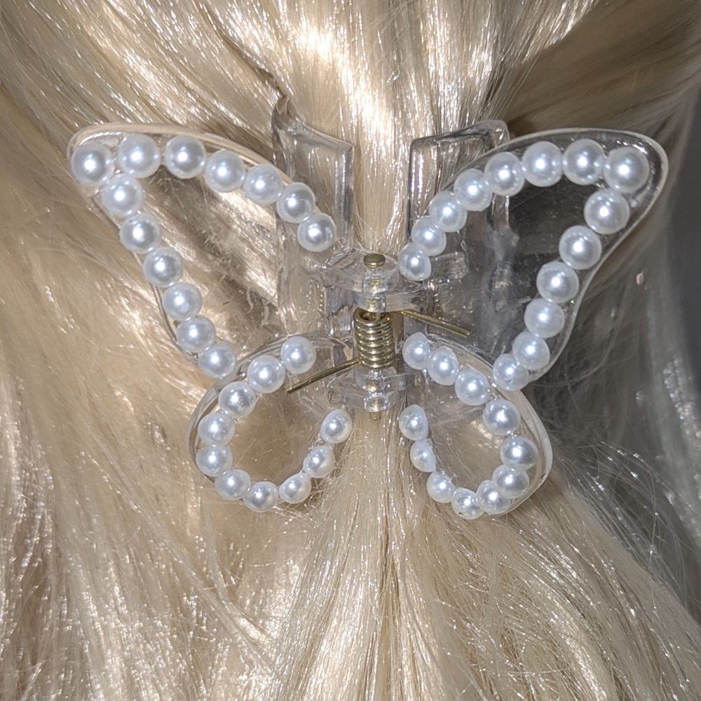 🍁 3/$15 Pearl Butterfly Hair Clip